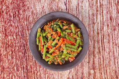 Kıyılmış domuz eti ile baharatlı kızarmış börülce Pad Ped Tua ara.