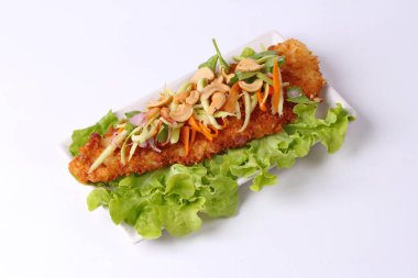 Baharatlı Dolly'nin balık salatası rulo yeşil mango ile kızartılmış.