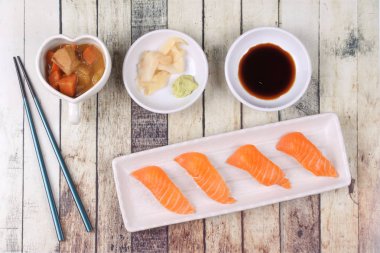 Somon suşi ve garnitür ile Japon sarı köri servis.