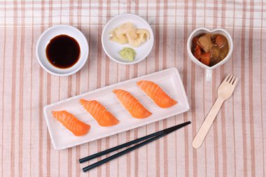 Somon suşi ve garnitür ile Japon sarı köri servis.