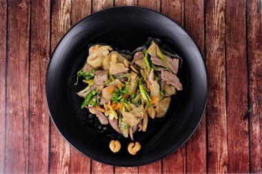 Baharatlı kızarmış turşu marul domuz karaciğer ile