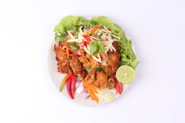 Rulo yeşil mango baharatlı kızarmış tavuk salatası .