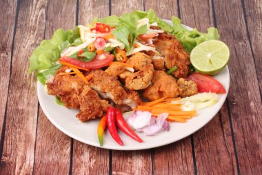 Rulo yeşil mango baharatlı kızarmış tavuk salatası .