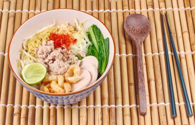 İki ton makarna, beyaz, sarı, tom yum.