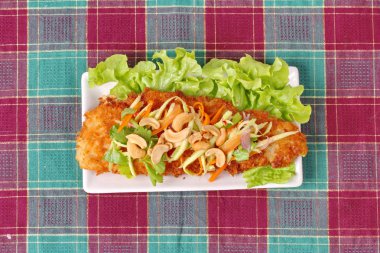 Baharatlı Dolly'nin balık salatası rulo yeşil mango ile kızartılmış.