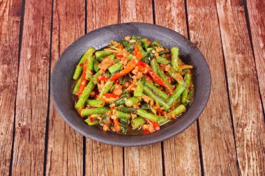 Kıyılmış domuz eti ile baharatlı kızarmış börülce Pad Ped Tua ara.