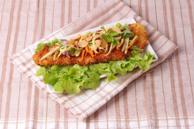 Baharatlı Dolly'nin balık salatası rulo yeşil mango ile kızartılmış.