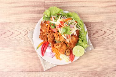 Rulo yeşil mango baharatlı kızarmış tavuk salatası .