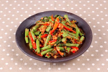 Kıyılmış domuz eti ile baharatlı kızarmış börülce Pad Ped Tua ara.