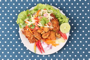 Rulo yeşil mango baharatlı kızarmış tavuk salatası .