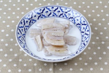 Hindistan cevizi sütü ekili muz hizmet hazır .