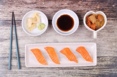 Somon suşi ve garnitür ile Japon sarı köri servis.