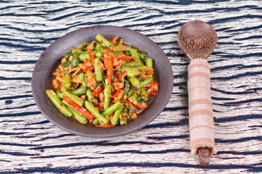 Kıyılmış domuz eti ile baharatlı kızarmış börülce Pad Ped Tua ara.