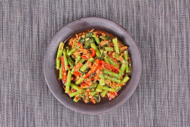 Kıyılmış domuz eti ile baharatlı kızarmış börülce Pad Ped Tua ara.