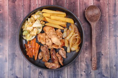 Teriyaki Tavuk tereyağı patates ve bitki ile.