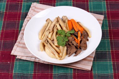 Fried eryngii mantar domuz karaciğer ve havuç ile.