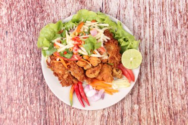 Rulo yeşil mango baharatlı kızarmış tavuk salatası .