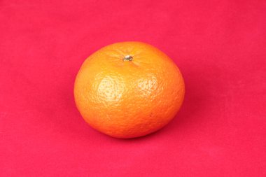 Çin festiv için kutlamak için kırmızı zemin üzerine altın portakal