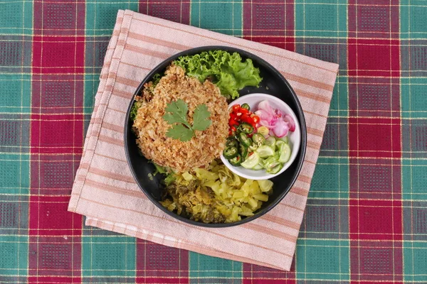 Crispy ingeblikte tonijn met gesneden augurk sla en groene eik. — Stockfoto