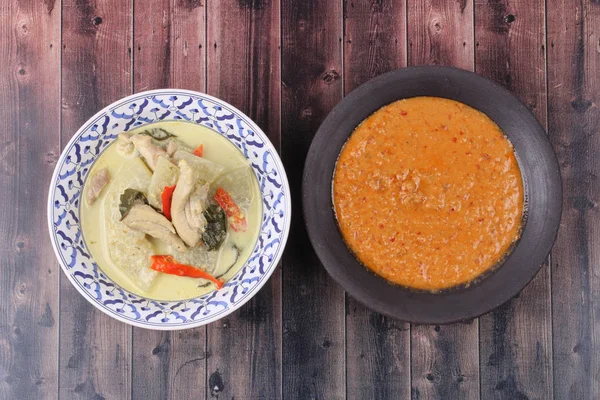 Curry de pollo verde y curry de pescado en leche de coco  . — Foto de Stock