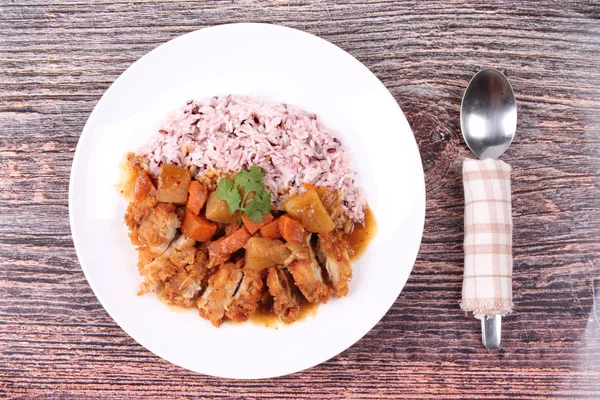 Arroz integral con pollo cubierto con curry amarillo japonés . — Foto de Stock