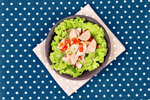 Spicy mixed vegetable salad with sliced Thai white pork sausage — Stock Photo, Image