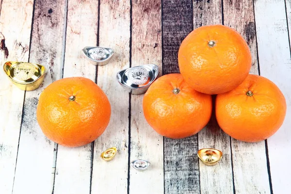 Golden orange with silver and gold of silver ingots .