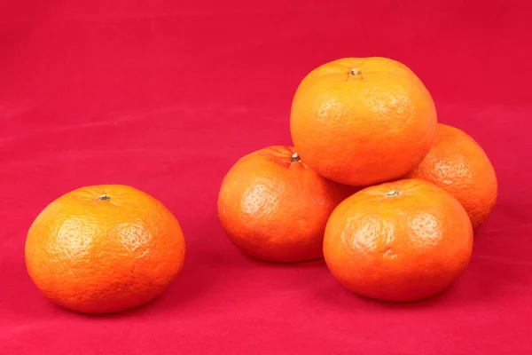 Laranja dourada no fundo vermelho, para celebrar para festiv chinês — Fotografia de Stock