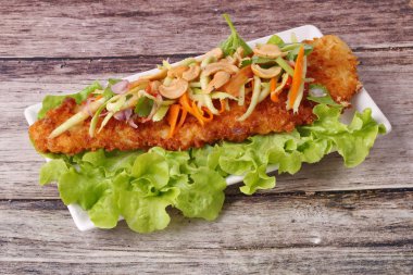 Baharatlı Dolly'nin balık salatası rulo yeşil mango ile kızartılmış.