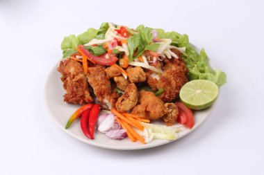 Rulo yeşil mango baharatlı kızarmış tavuk salatası .