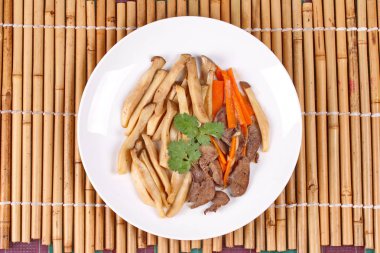 Fried eryngii mantar domuz karaciğer ve havuç ile.