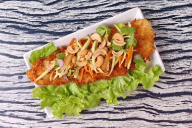 Baharatlı Dolly'nin balık salatası rulo yeşil mango ile kızartılmış.