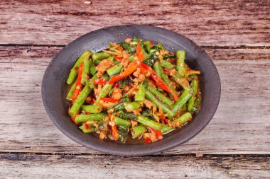 Kıyılmış domuz eti ile baharatlı kızarmış börülce Pad Ped Tua ara.