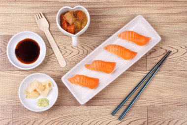 Somon suşi ve garnitür ile Japon sarı köri servis.