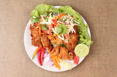 Rulo yeşil mango baharatlı kızarmış tavuk salatası .