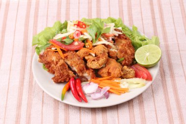 Rulo yeşil mango baharatlı kızarmış tavuk salatası .