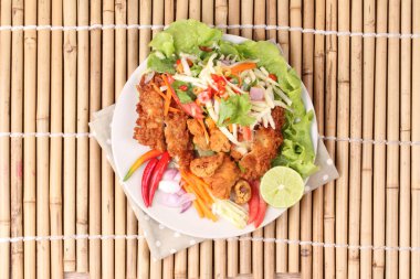 Rulo yeşil mango baharatlı kızarmış tavuk salatası .