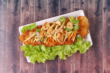 Baharatlı Dolly'nin balık salatası rulo yeşil mango ile kızartılmış.