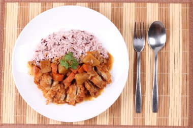 Japon sarı köri tavuk ile kahverengi pirinç tepesinde. 