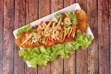 Baharatlı Dolly'nin balık salatası rulo yeşil mango ile kızartılmış.