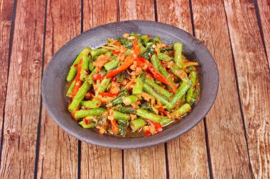 Kıyılmış domuz eti ile baharatlı kızarmış börülce Pad Ped Tua ara.