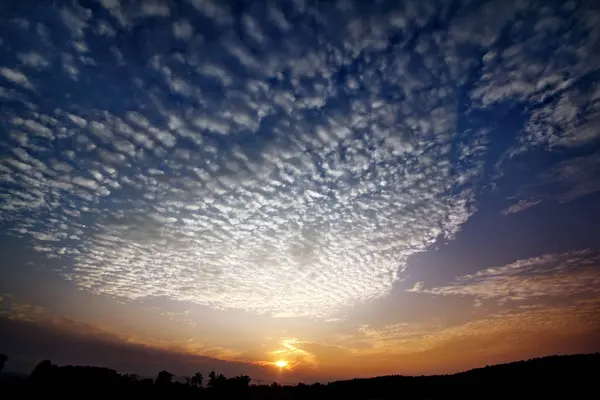 Himmel, Wolken, Berge, Felder und Silhouetten der Morgendämmerung. — Stockfoto