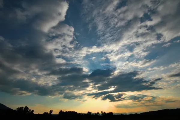 Céu, nuvens, montanhas, campos e silhuetas do amanhecer . — Fotografia de Stock