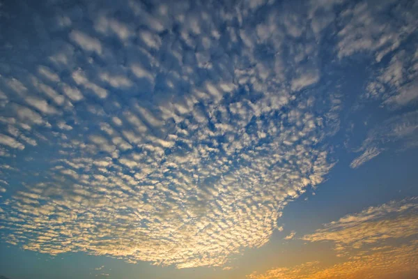 Céu bonito e nuvens pela manhã . — Fotografia de Stock