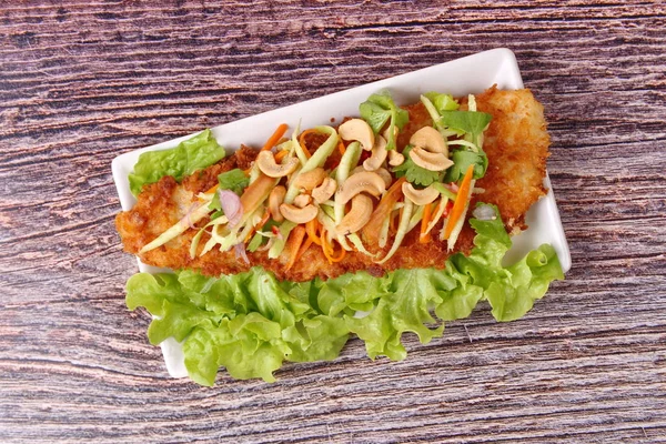 Ensalada de pescado picante frita Dolly 's con mango verde rollo . — Foto de Stock