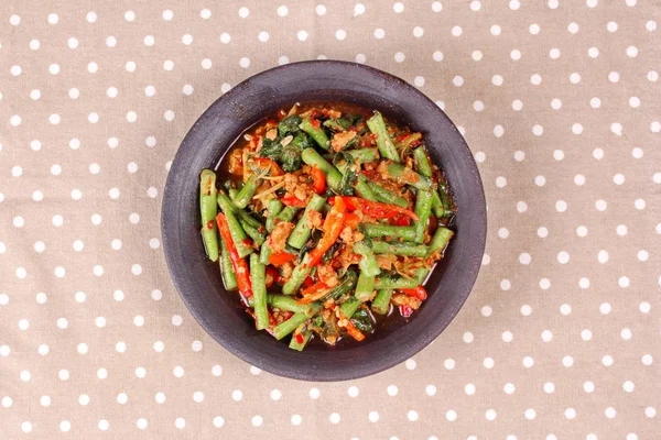 Kıyılmış domuz eti ile baharatlı kızarmış börülce Pad Ped Tua ara.