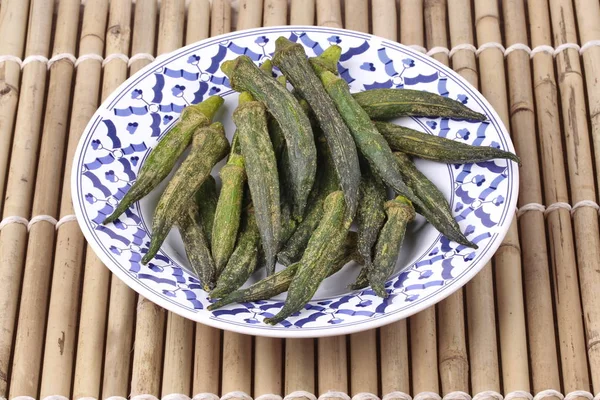 Crujiente Okra secado condimento en plato patrón tailandés . — Foto de Stock