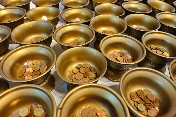 109 keşiş paralar ödemek Budist sokup ibadet yolu .