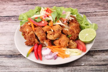 Rulo yeşil mango baharatlı kızarmış tavuk salatası .