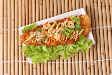 Baharatlı Dolly'nin balık salatası rulo yeşil mango ile kızartılmış.